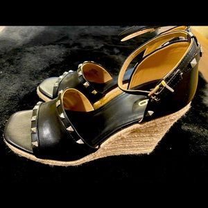 Black sandal wedges